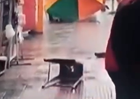 Vídeos mostram força do vento durante temporal em Manaus