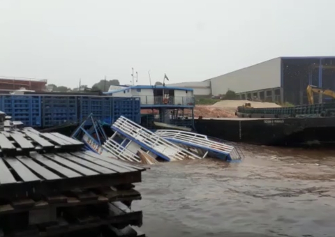 Barco naufraga no Rio Negro durante temporal em Manaus; vídeo