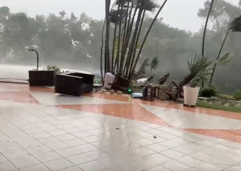 Móveis são arrastados no flat do Tropical Hotel durante temporal em Manaus