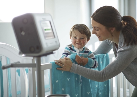 Mãe flagra criança conversando com Alexa à noite  
