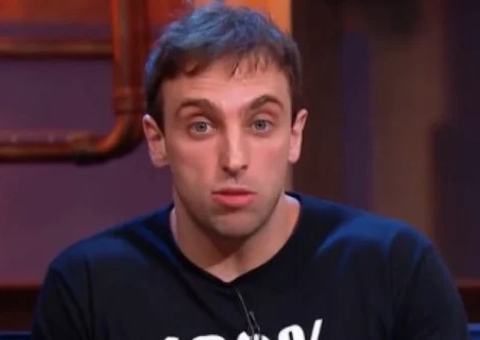 Leo Lins é detonado por fazer piada sobre violência doméstica: 'deixei tocando DJ Ivis'