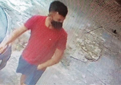 Vídeo: Criminoso arromba carro e rouba mochila em estacionamento em Manaus 