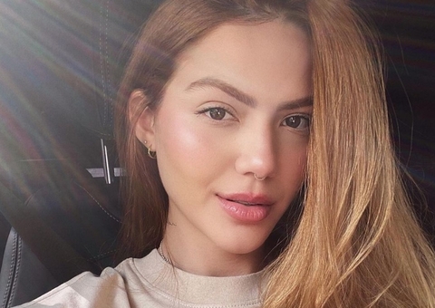 Sarah Poncio posta primeira foto com novo namorado aos beijos na praia