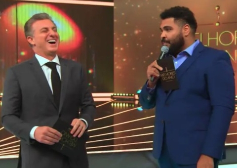 Paulo Vieira faz piada sobre demissões na Globo durante Melhores do Ano 