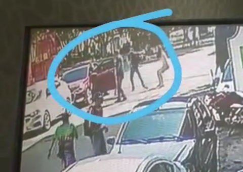 Câmera flagra dupla tentando assaltar família em carro no Centro de Manaus