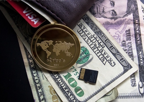 Dólar tem maior alta em dois meses e fecha a R$ 5,66