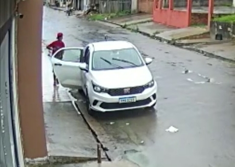 Ao entrar em carro de aplicativo, mulher tem bolsa levada por assaltante em Manaus; vídeo