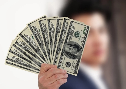 Dólar cai para menor valor em dois meses com inflação fraca nos EUA