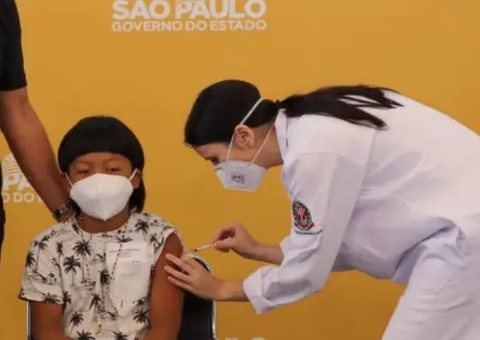 Menino indígena de 8 anos é 1ª criança vacinada contra covid-19 no Brasil