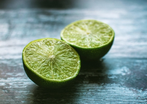 Chá de limão reduz ansiedade e melhora digestão; saiba mais
