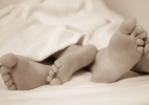 Ciência revela a melhor forma de usar o cobertor para pegar no sono 