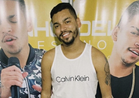 Ônibus do cantor Devinho Novaes tomba após show e deixa um morto 