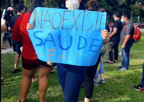 Em protesto, estudantes pedem retorno das aulas presenciais na Ufam 