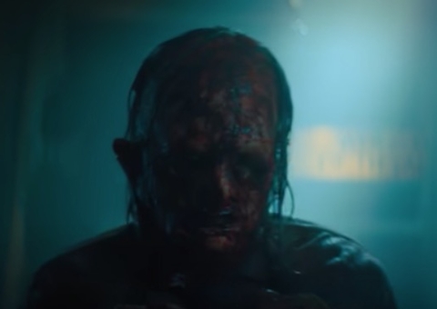Leatherface retorna no trailer sangrento de ‘O Massacre da Serra Elétrica’