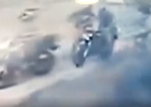 Vídeo: Casal tem moto roubada por dupla ao sair de banco em Manaus 