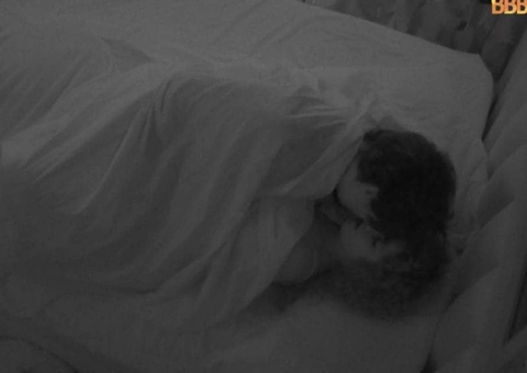 BBB22: Maria e Eli transam loucamente em quarto com brothers após festa