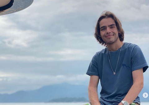 Filho de Faustão completa 18 anos e aparece aos beijos com namorada de 33