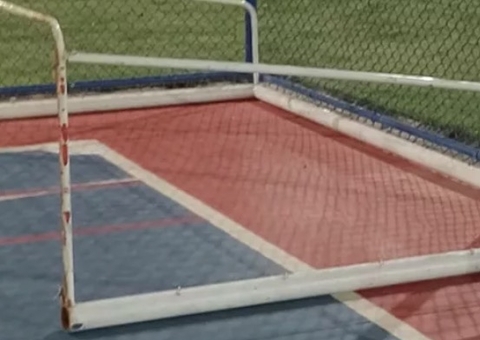 Menino fica em coma após trave cair em cima dele durante futebol 