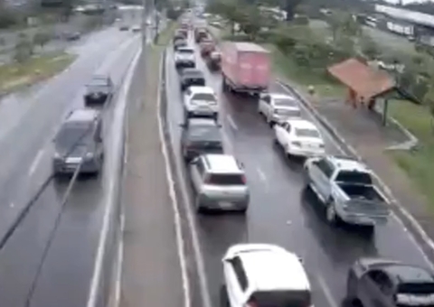 Torquato Tapajós tem trânsito intenso pelo segundo dia seguido após buraco abrir em pista