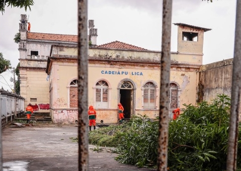 Antiga cadeia pública recebe limpeza para servir de espaço de projetos sociais em Manaus