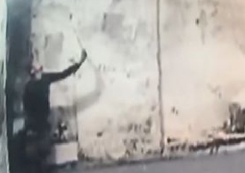 Homem furta fios elétricos de casa e é flagrado por câmera em Manaus 