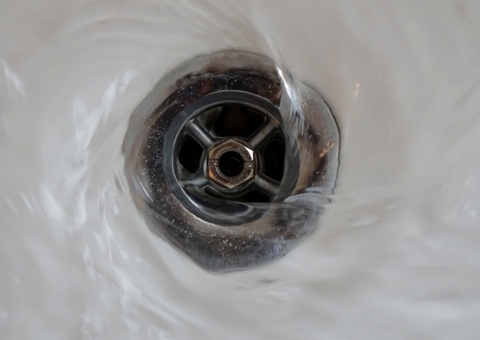 Criança morre após ter cabelo sugado em banheira