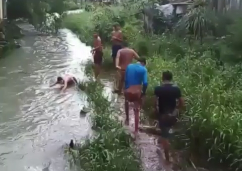 Crianças pulam em igarapé durante chuva em Manaus e vídeo viraliza: ‘covid sai correndo’
