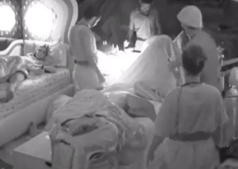 BBB22: Pedro Scooby puxa lençol de Laís sem saber que sister estava nua