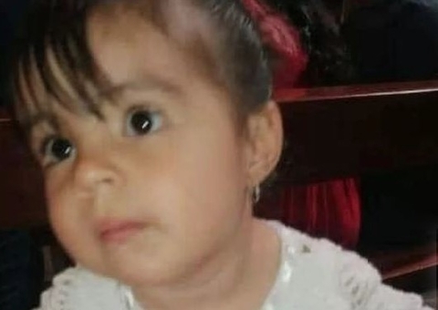 Menina de 2 anos morre após comer biscoito envenenado jogado para cachorro