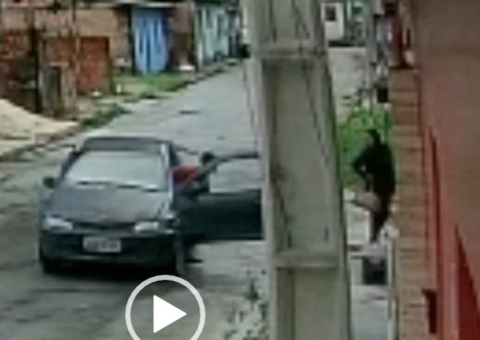 Jornalista reage e vai para porrada com assaltante em Manaus; Vídeo