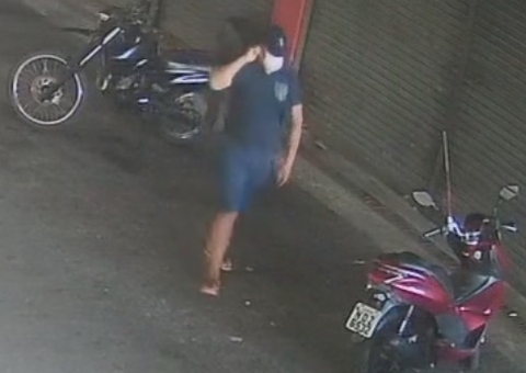 Motocicleta é furtada de estacionamento de supermercado em Manaus; vídeo