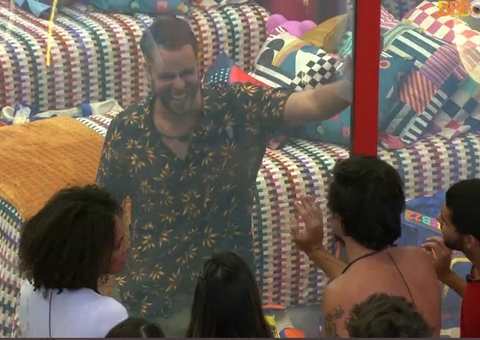 Casa de Vidro: Gustavo faz mistério e blefa ao ser questionado sobre edição flopada