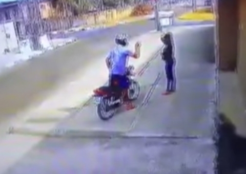 Homem agride companheira após ela esquecer de usar máscara 