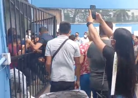 Candidatos do concurso dos Bombeiros derrubam portão em local de prova em Manaus