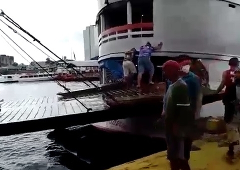 Vídeo mostra acidente entre balsa e barco no Porto de Manaus
