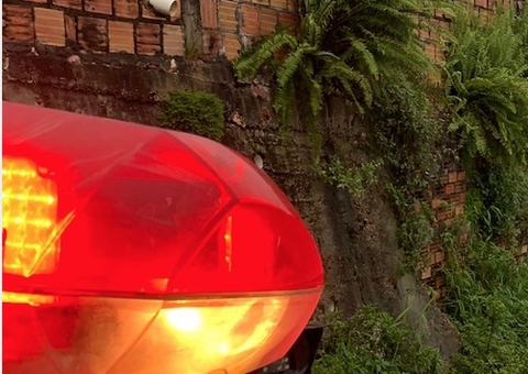 Criminosos em carro matam dois e deixam três baleados em Manaus; vídeo