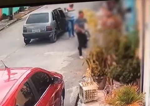 Casal armado rende moradores em frente de casa e leva celulares em Manaus; vídeo