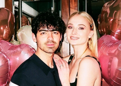 Sophie Turner surge com barriguinha ao lado de Joe Jonas e acende rumores de gravidez