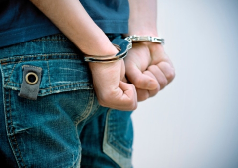 Homem é preso por quebrar casa onde moram mãe e irmã e ameaçá-las em Manaus