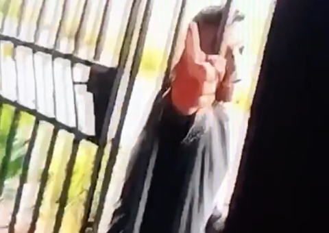 Transtornado, homem tenta invadir casa de ex-mulher com facão no Amazonas; Vídeo