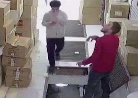 Distraído com celular, garoto despenca em buraco e por pouco não leva a pior