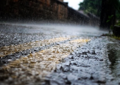 Forte chuva causa deslizamentos de barranco e abertura de crateras em Manaus