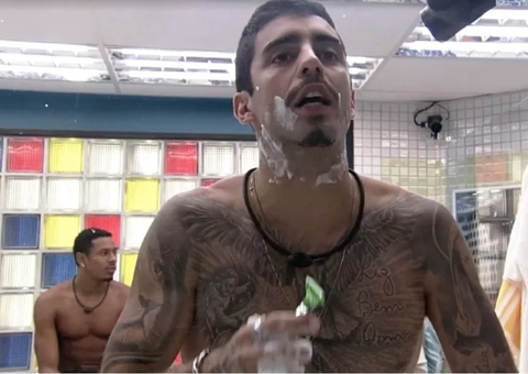 Pedro Scooby revela que não toma banho todo dia: ‘o pint* pode ser na pia’ 