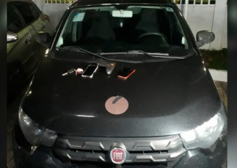 Com carro roubado, dupla é presa após série de assaltos em Manaus 