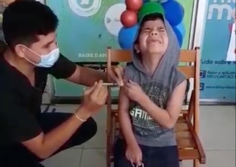 Menino chora ao tomar 1ª dose da vacina e é consolado pelo irmãozinho no Amazonas; vídeo