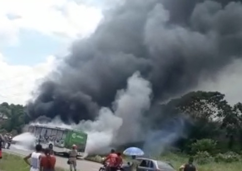 Ônibus pega fogo na AM-070 e assusta motoristas; Vídeo 