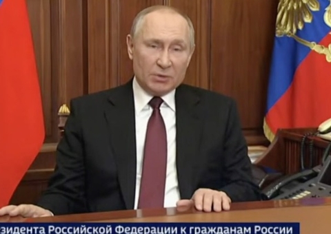 Putin faz alerta e diz que quem interferir em ataque na Ucrânia 'levará consequências'