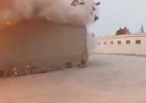 Vídeo mostra mísseis russos destruindo prédio em Odessa, na Ucrânia 