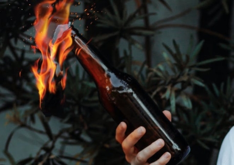 TV ucraniana ensina população a preparar coquetéis molotov para se defender