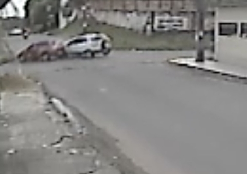 Vídeo mostra acidente entre dois carros em cruzamento de Manaus 